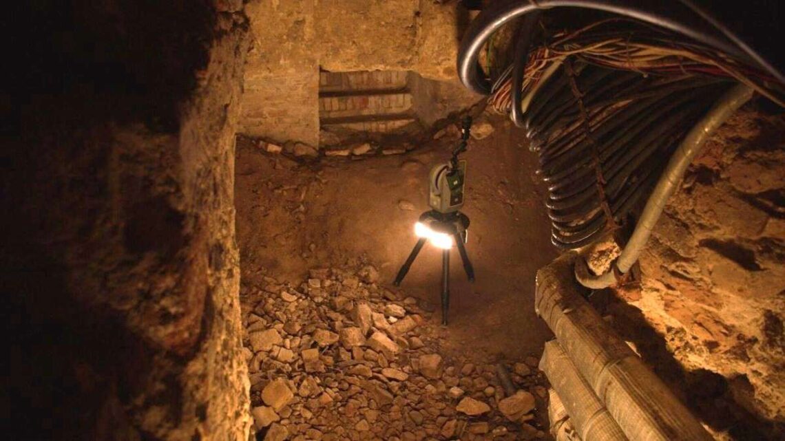 Apšviesti istoriniai mūrai Vilniaus arkikatedros požemiuose