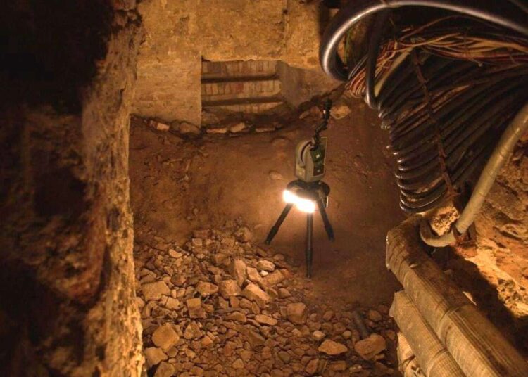 Apšviesti istoriniai mūrai Vilniaus arkikatedros požemiuose