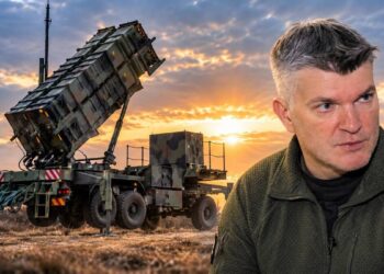 Aurimas Navys ir oro gynybos sistemos „Patriot“ koliažas.
