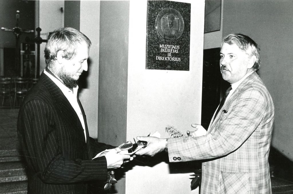 Algirdas Bosas ir Juozapas Jurevičius prie Vlado Nagevičiaus memorialinės lentos 1991 m.