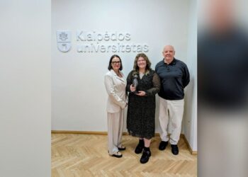 Austėja Navickaitė su Artūru Žaliu ir renginio dalyve Klaipėdos universitete
