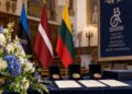 Simbolinis Baltijos Asamblėjos apdovanojimų vaizdas: Lietuvos, Latvijos ir Estijos vėliavos, medaliai ir diplomai.