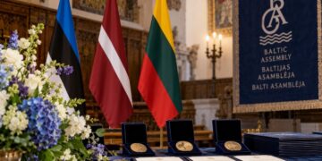 Simbolinis Baltijos Asamblėjos apdovanojimų vaizdas: Lietuvos, Latvijos ir Estijos vėliavos, medaliai ir diplomai.