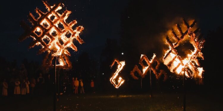 Rudens lygiadienio šventėje degantys baltiški ženklai