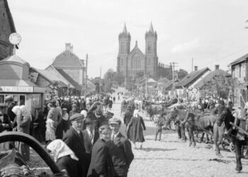 Balio Buračo fotografuota Gedimino gatvė Kupiškyje 1935 metais, žmonės ir arkliais traukiami vežimai