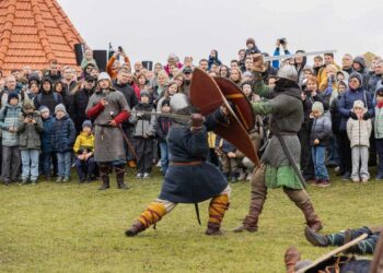 Viduramžių kovų atkūrėjai kaunasi Vilniaus Bastėjoje, juos stebi gausi žiūrovų minia