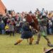 Viduramžių kovų atkūrėjai kaunasi Vilniaus Bastėjoje, juos stebi gausi žiūrovų minia