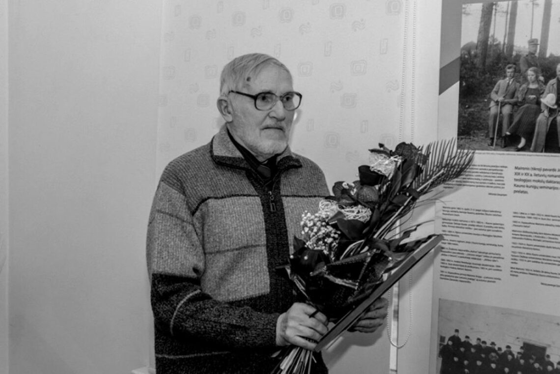 Bibliotekininkas ir knygnešystės istorijos tyrinėtojas Benjaminas Kaluškevičius su gėlėmis