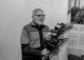 Bibliotekininkas ir knygnešystės istorijos tyrinėtojas Benjaminas Kaluškevičius su gėlėmis