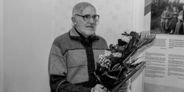 Bibliotekininkas ir knygnešystės istorijos tyrinėtojas Benjaminas Kaluškevičius su gėlėmis