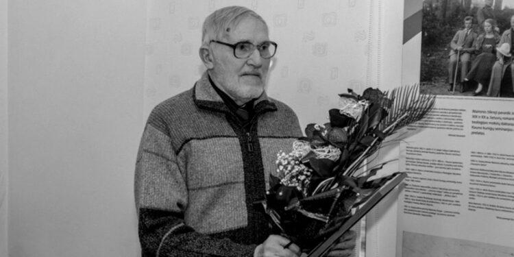 Bibliotekininkas ir knygnešystės istorijos tyrinėtojas Benjaminas Kaluškevičius su gėlėmis