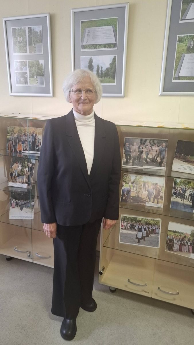 Birutė Musneckienė prie savo fotografijų parodos