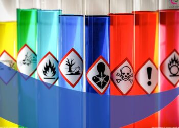 Spalvoti mėgintuvėliai su cheminių medžiagų pavojų ženklais