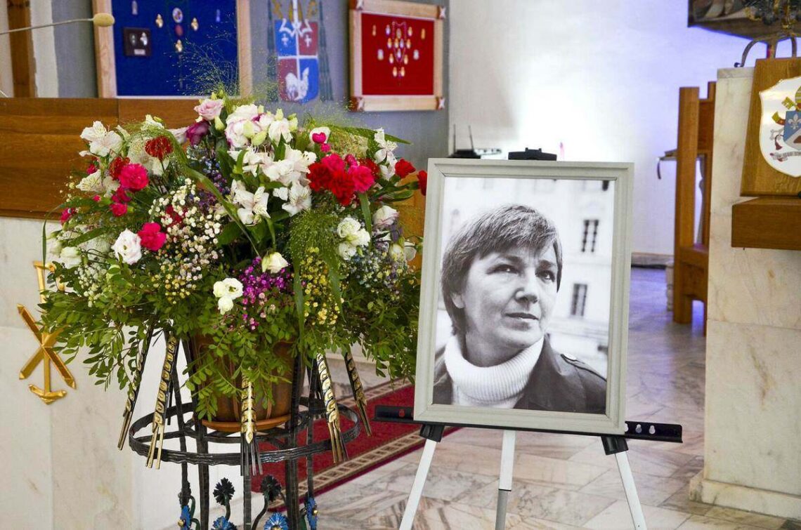 Dalios Tamulevičiūtės portretas ir gėlės Varėnos Šv. arkangelo Mykolo bažnyčioje