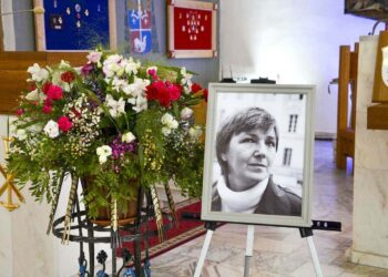 Dalios Tamulevičiūtės portretas ir gėlės Varėnos Šv. arkangelo Mykolo bažnyčioje