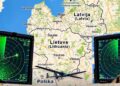 Iliustracija: skrendantis dronas, du radarų ekranai ir Lietuvos bei Lenkijos žemėlapis