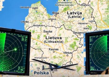 Iliustracija: skrendantis dronas, du radarų ekranai ir Lietuvos bei Lenkijos žemėlapis