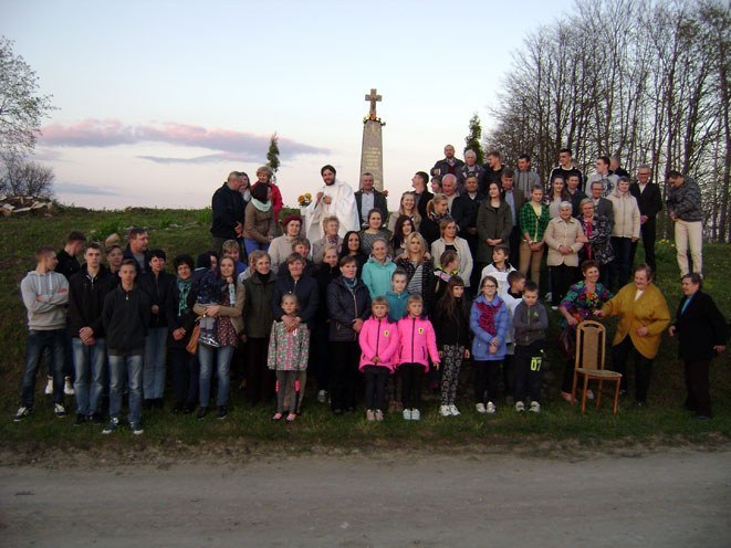 Klevų gyventojai susibūrę prie kaimo kryžiaus