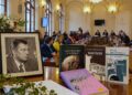 Gintaro Beresnevičiaus portretas, jo knygos ir Lietuvos mokslų akademijos Mažoji salė