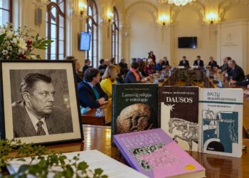 Gintaro Beresnevičiaus portretas, jo knygos ir Lietuvos mokslų akademijos Mažoji salė