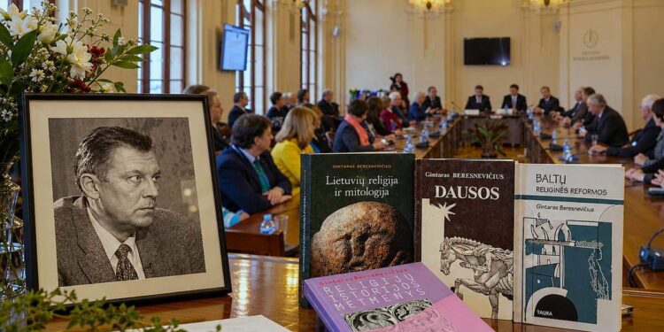 Gintaro Beresnevičiaus portretas, jo knygos ir Lietuvos mokslų akademijos Mažoji salė