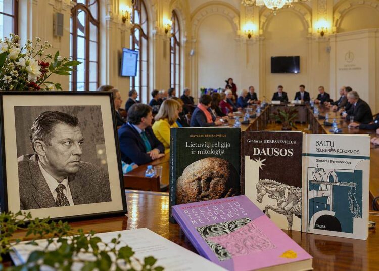 Gintaro Beresnevičiaus portretas, jo knygos ir Lietuvos mokslų akademijos Mažoji salė