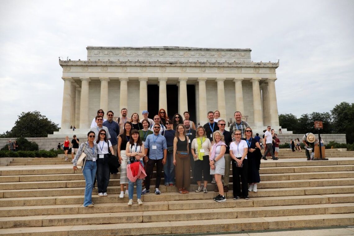 Tarptautinės IVLP programos dalyviai prie Linkolno memorialo Vašingtone