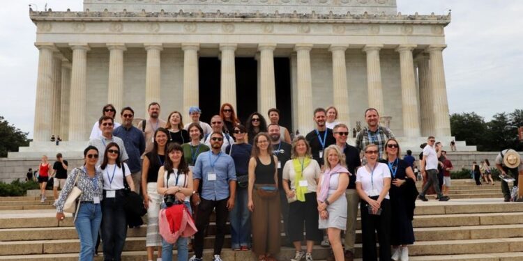 Tarptautinės IVLP programos dalyviai prie Linkolno memorialo Vašingtone