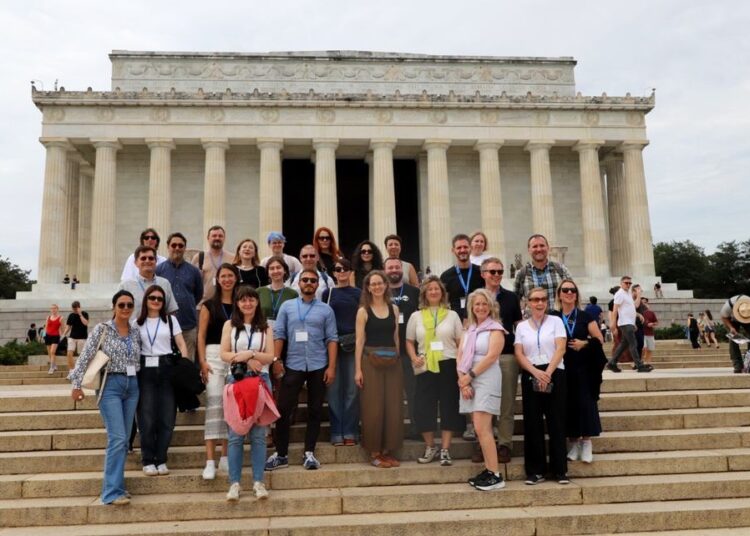 Tarptautinės IVLP programos dalyviai prie Linkolno memorialo Vašingtone