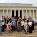 Tarptautinės IVLP programos dalyviai prie Linkolno memorialo Vašingtone