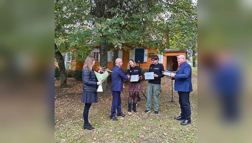 Mato Šalčiaus premijos įteikimo akimirka Čiudiškiuose