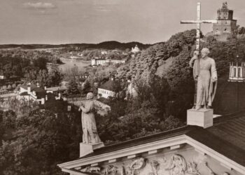 Jano Bulhako fotografuota Vilniaus Antakalnio panorama iš Katedros varpinės bokšto