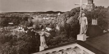 Jano Bulhako fotografuota Vilniaus Antakalnio panorama iš Katedros varpinės bokšto
