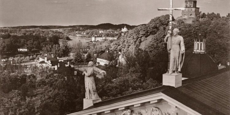 Jano Bulhako fotografuota Vilniaus Antakalnio panorama iš Katedros varpinės bokšto