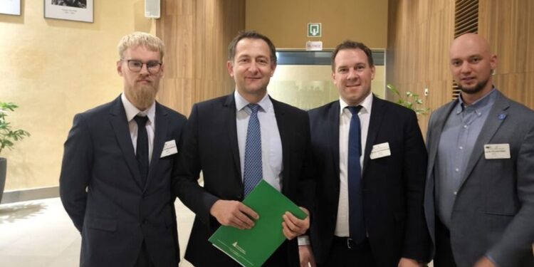 Lietuvos jaunųjų ūkininkų atstovai su eurokomisaru Kristofu Hansenu Briuselyje