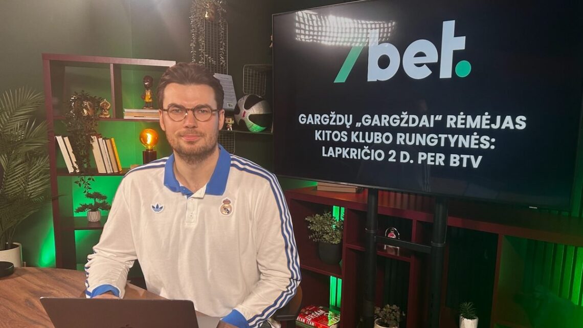Jonas Lekšas laidos „7 Eurolygos dienos“ studijoje, greta jo – televizorius su rėmėjo ženklu.