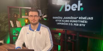Jonas Lekšas laidos „7 Eurolygos dienos“ studijoje, greta jo – televizorius su rėmėjo ženklu.