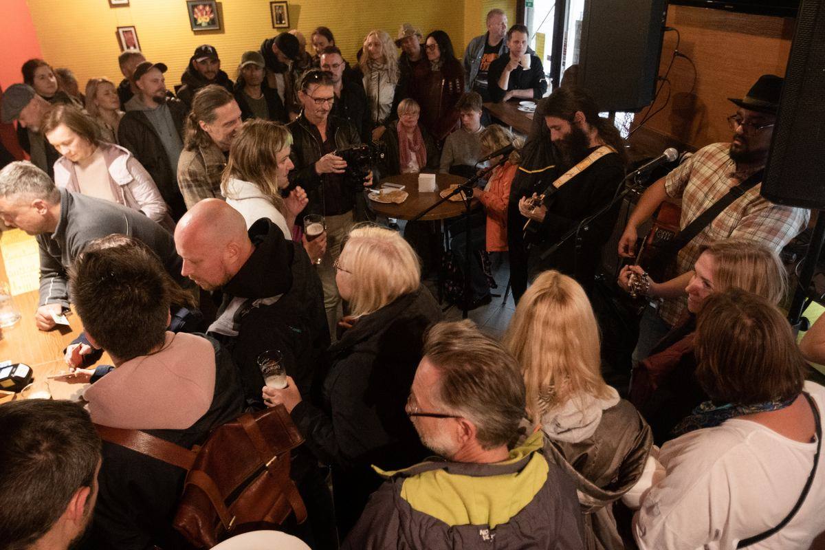 Žmonės klausosi gyvos muzikos „Čeburekinėje“ Kaune