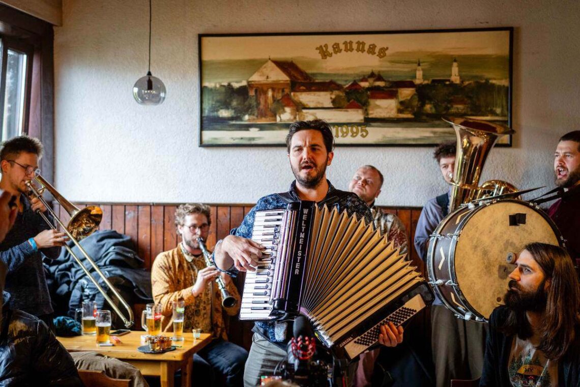 „Rakija Klezmer Band“ muzikantai groja kavinėje-bare Kaune