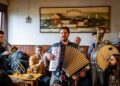 „Rakija Klezmer Band“ muzikantai groja kavinėje-bare Kaune