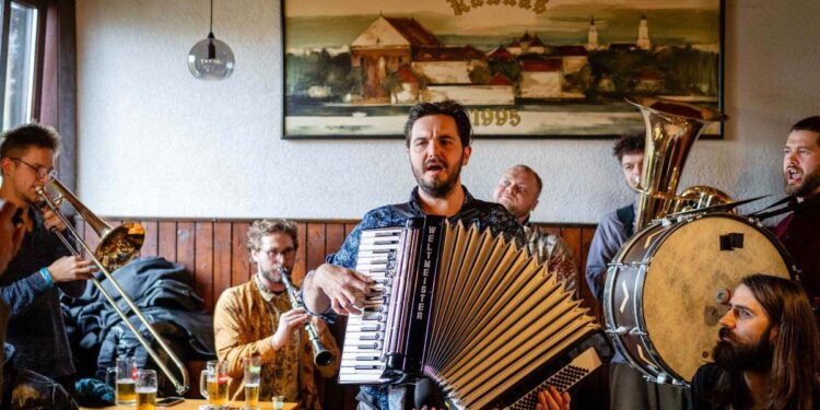 „Rakija Klezmer Band“ muzikantai groja kavinėje-bare Kaune