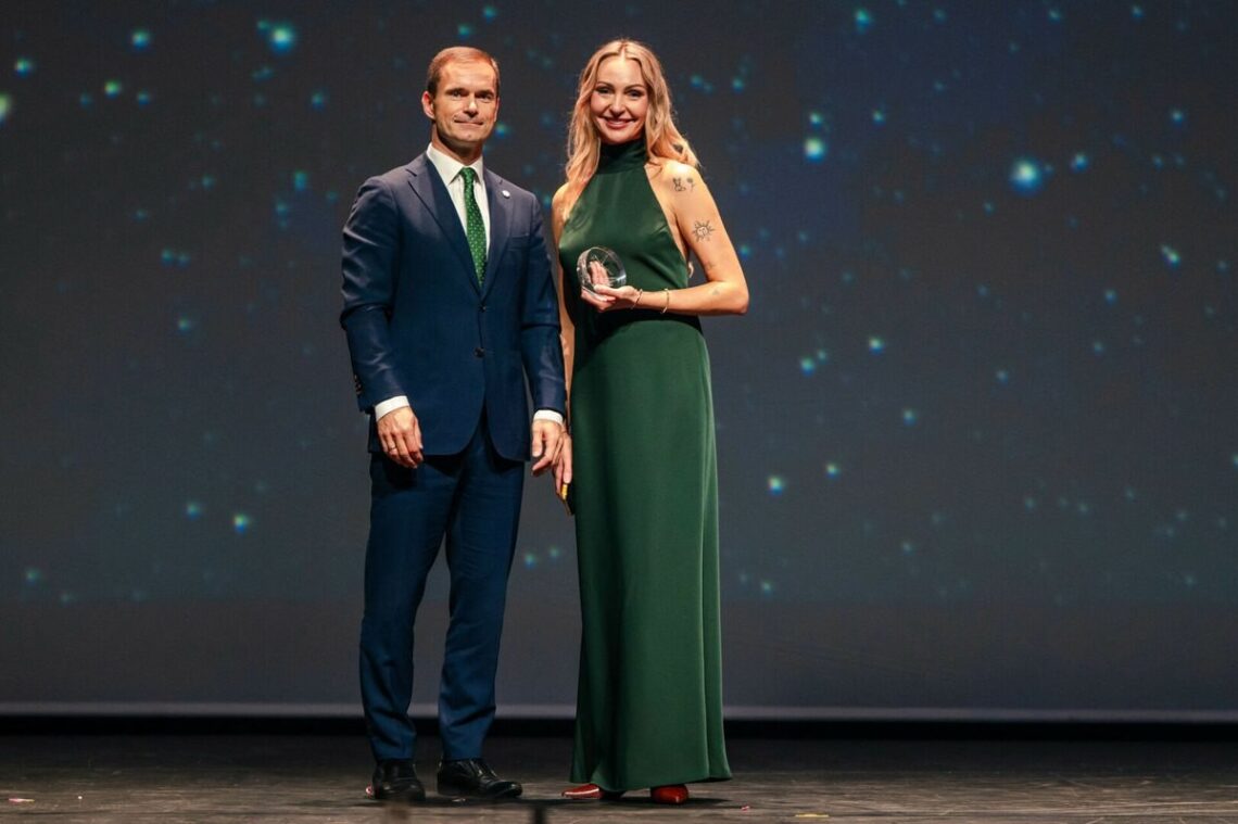 Metų mokytojų ir švietimo įstaigų vadovų apdovanojimo akimirka Kaune