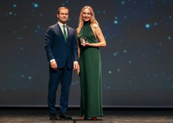 Metų mokytojų ir švietimo įstaigų vadovų apdovanojimo akimirka Kaune