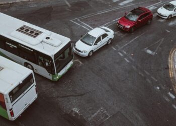 Sankryža su autobusais ir lengvaisiais automobiliais, vaizdas iš viršaus