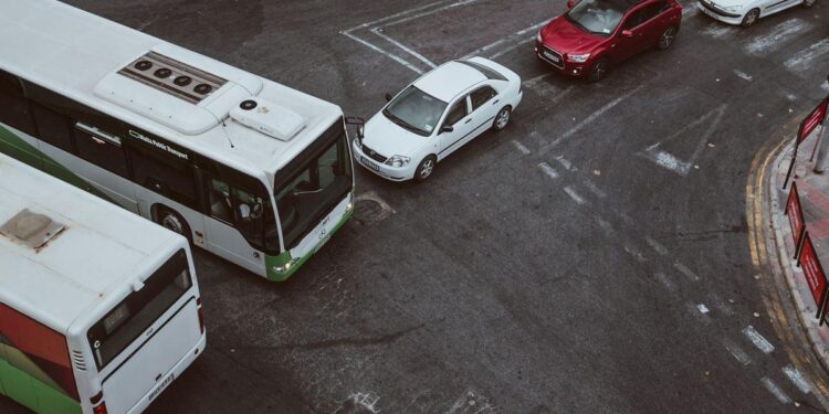 Sankryža su autobusais ir lengvaisiais automobiliais, vaizdas iš viršaus