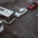 Sankryža su autobusais ir lengvaisiais automobiliais, vaizdas iš viršaus