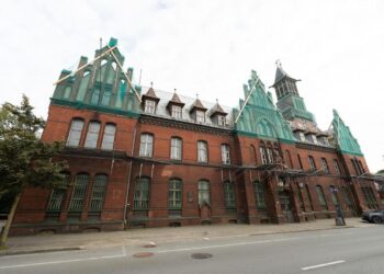 Klaipėdos centrinio pašto neogotikinis raudonų plytų pastatas, kurio restauracija vis dar neprasidėjusi.