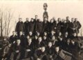 Klevų jaunimo choras prie kaimo kryžiaus 1936 metais