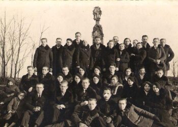 Klevų jaunimo choras prie kaimo kryžiaus 1936 metais