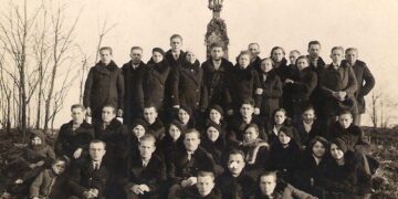 Klevų jaunimo choras prie kaimo kryžiaus 1936 metais